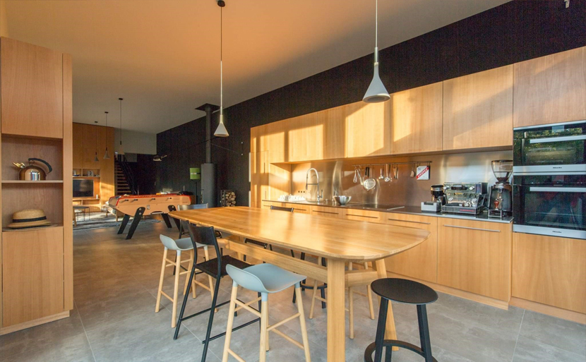 Terrasse en bois de plain-pied ouverte sur la végétation du terrain dunaire