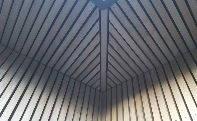 Douche à l'italienne et carrelage minéral dans la salle de bain
