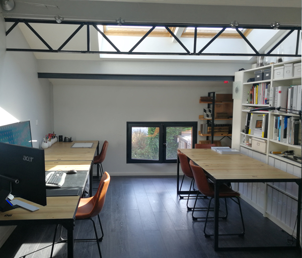 Atelier d'architecture Chargy – espace de travail ouvert, tables à dessin et maquettes