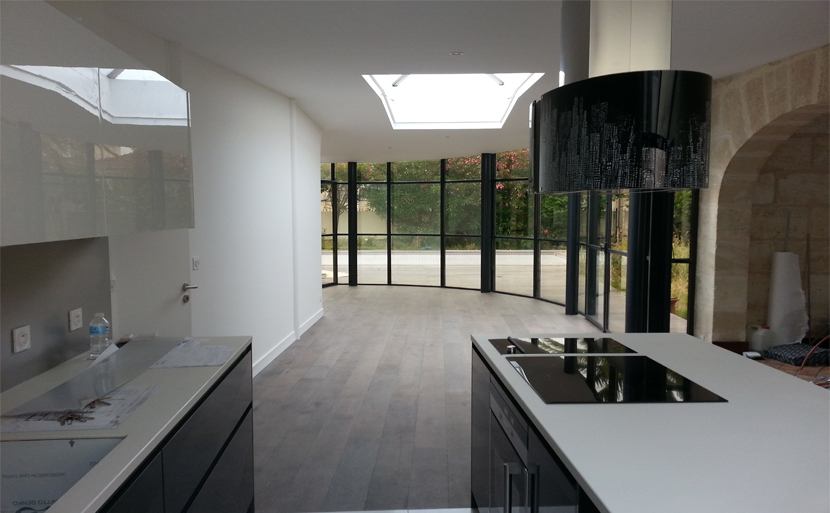 Maison contemporaine sur mesure – bardage bois, grandes ouvertures et toiture-terrasse